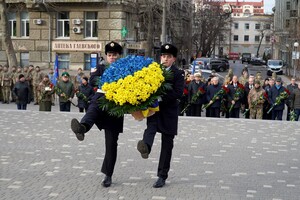 Возложение цветов и "Ланцюг Єднання": в Одессе празднуют День Соборности