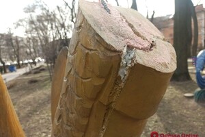 В одесском сквере обезглавили дракона