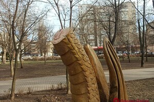 В одесском сквере обезглавили дракона