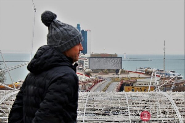Позитив, несмотря на погоду: как центр Одессы встретил первое утро нового года. Фоторепортаж Позитив, несмотря на погоду: как центр Одессы встретил первое утро нового года. Фоторепортаж