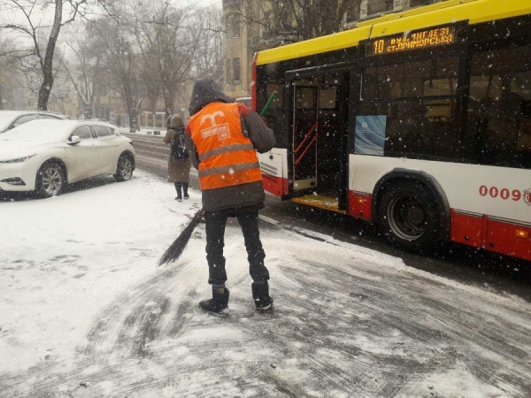 Одесская мэрия потребовала от предпринимателей немедленно убрать выпавший снег 