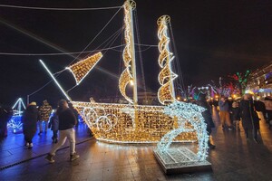 Морские инсталляции и нарядные магазины: праздничная Одесса в фотографиях