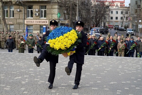 Возложение цветов и "Ланцюг Єднання": в Одессе празднуют День Соборности