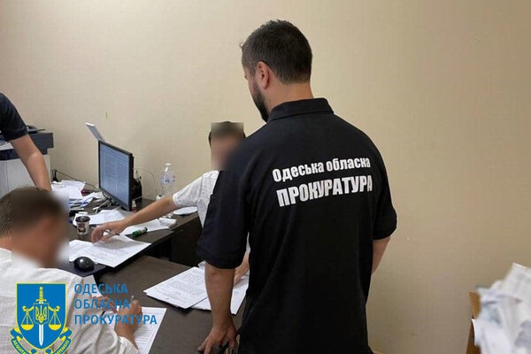Требовали 1500 долларов от кафе: в Одессе попались на взятке два инспектора