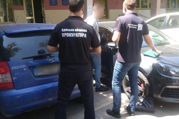 Требовали 1500 долларов от кафе: в Одессе попались на взятке два инспектора