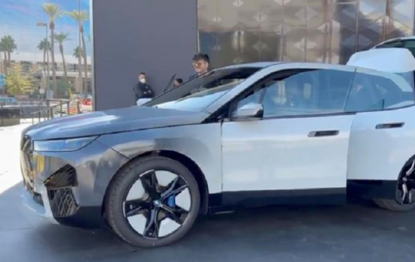 В BMW показали электрокар с изменяющимся цветом