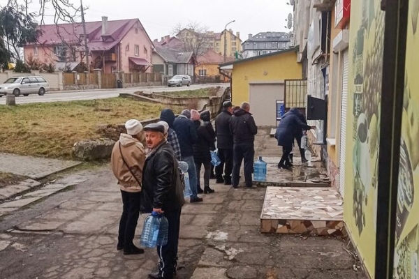 
                                                                        Жители Трускавца второй день сидят без воды: власть обещает возобновить подачу к утру, люди готовятся митинговать
                                                                                                                                                                                                                    