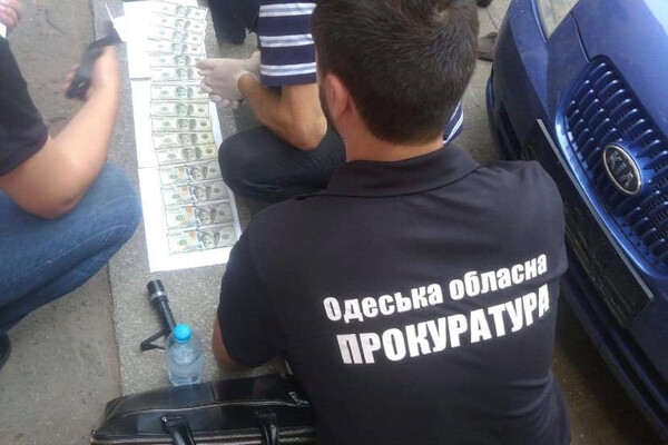 Требовали 1500 долларов от кафе: в Одессе попались на взятке два инспектора