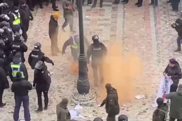 
                                                                        Полицейские готовят зачистку митинга "фопов": один из протестующих пострадал и не подает признаков жизни – СМИ
                                                                                                                                                                                                                    