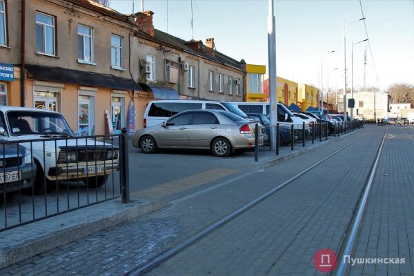 Спустя 20 месяцев Новощепной ряд снова можно проехать насквозь, но с парковкой &mdash; проблемы. Фото