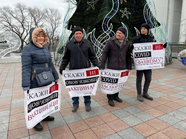 На Приморском бульваре помитинговали антипрививочники и любители Порошенко