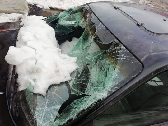 Як діяти автомобілісту, якщо на машину впала бурулька: поради юриста