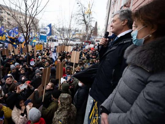 Під Печерським судом відбулася сутичка між правоохоронцями та прихильниками Порошенка (відео)