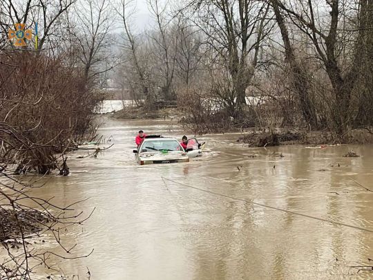 Різкий підйом води на Закарпатті: підтоплено дороги та понад 160 будинків