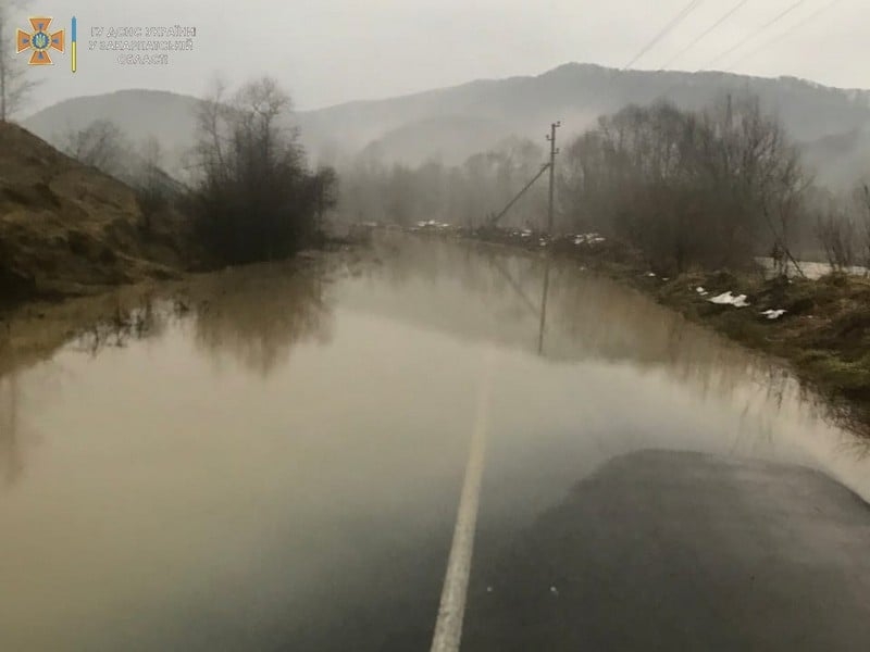 Різкий підйом води на Закарпатті: підтоплено дороги та понад 160 будинків