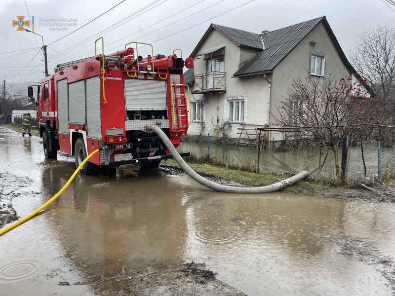 Різкий підйом води на Закарпатті: підтоплено дороги та понад 160 будинків