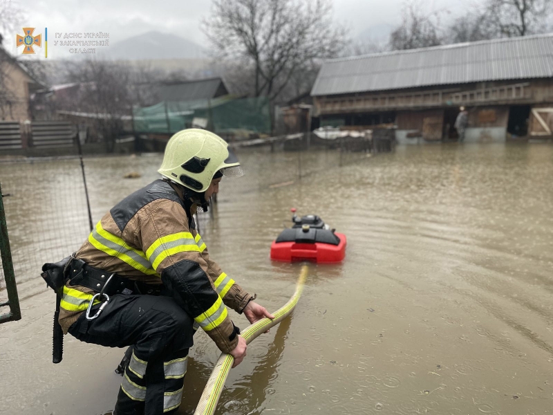 Різкий підйом води на Закарпатті: підтоплено дороги та понад 160 будинків