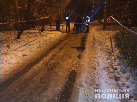 Страшна знахідка: у Харкові біля під'їзду будинку у пакеті виявили мертве немовля