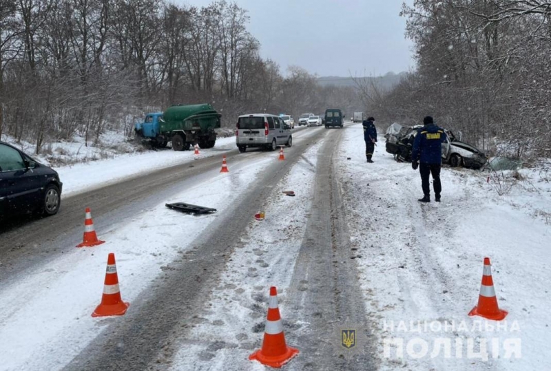 У моторошній автокатастрофі під Вінницею загинуло троє людей: перші фото з місця трагедії