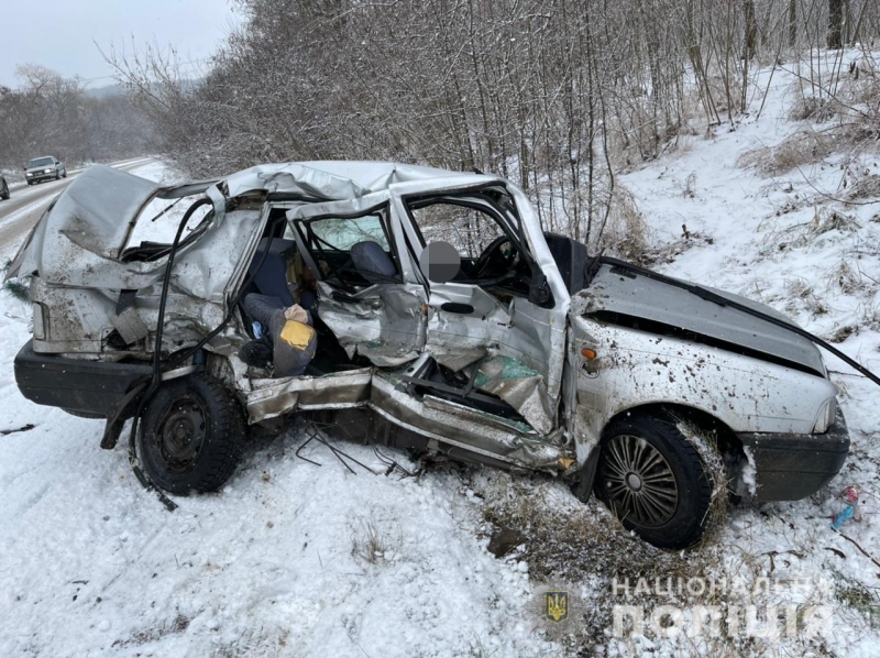 У моторошній автокатастрофі під Вінницею загинуло троє людей: перші фото з місця трагедії