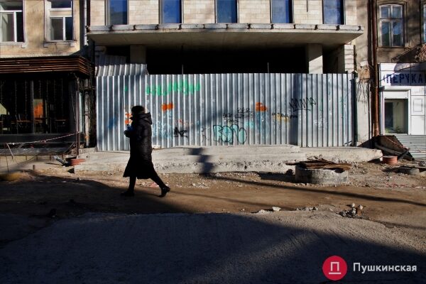 Тротуар перед нахалстроем в центре Одессы наконец-то освободили от развалин незаконной пристройки: фото до и после