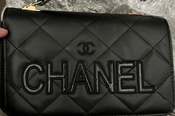 Нелегальные Gucci и Prada: иностранец пытался ввезти в Одессу "брендовые" сумки