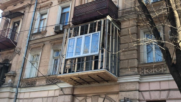 Коммунальщики разобрали «курятник» на доме-памятнике на Маразлиевской 