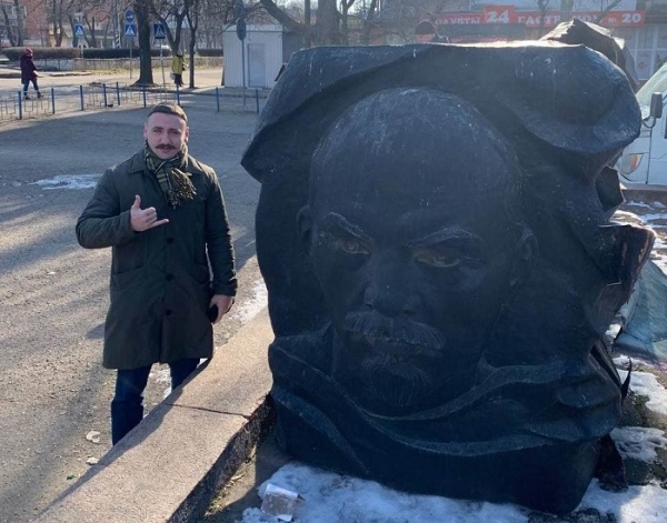 С памятника комсомолу в Николаеве сняли лицо Ленина