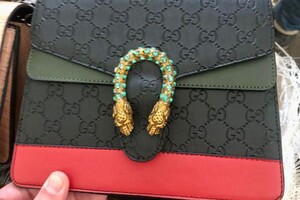 Нелегальные Gucci и Prada: иностранец пытался ввезти в Одессу "брендовые" сумки