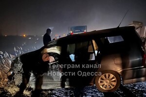 На Объездной дороге легковушка столкнулась с фурой: есть пострадавшие (обновлено)