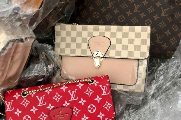 Нелегальные Gucci и Prada: иностранец пытался ввезти в Одессу "брендовые" сумки