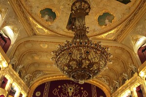 В Одесском оперном театре сняли люстру