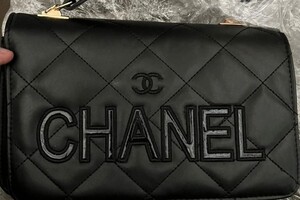 Нелегальные Gucci и Prada: иностранец пытался ввезти в Одессу "брендовые" сумки