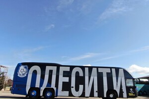 Футболисты одесского "Черноморца" получили новый автобус (видео)