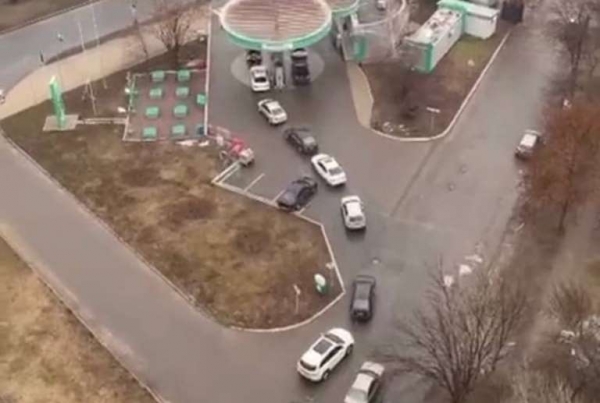 Сводки с Донбасса: в Донецке взорвали авто, жителей вывозят в Россию, а ВСУ обещают не наступать