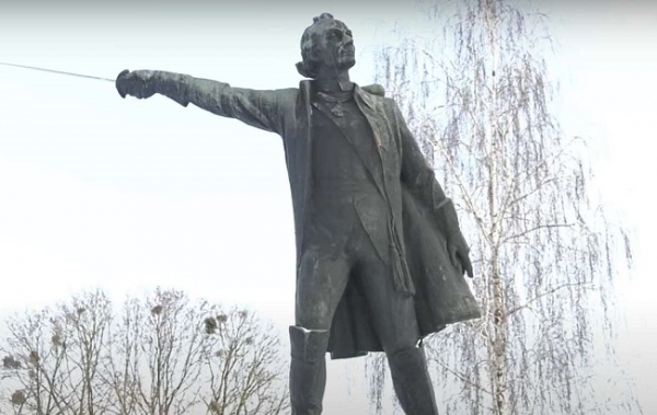 Изгнанный из Киева памятник Суворову демонтировали и в Полтаве