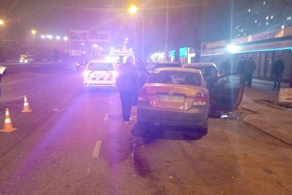 В Одессе водитель сбил подростка и врезался в припаркованные авто
