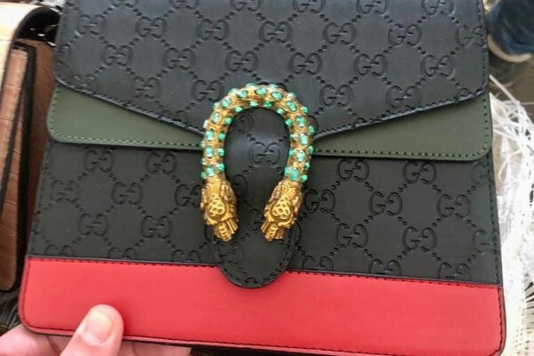 Нелегальные Gucci и Prada: иностранец пытался ввезти в Одессу "брендовые" сумки