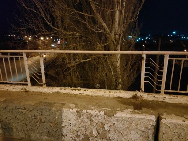 Ограду Ивановского моста утащили на металлолом