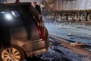 На Объездной дороге легковушка столкнулась с фурой: есть пострадавшие (обновлено)