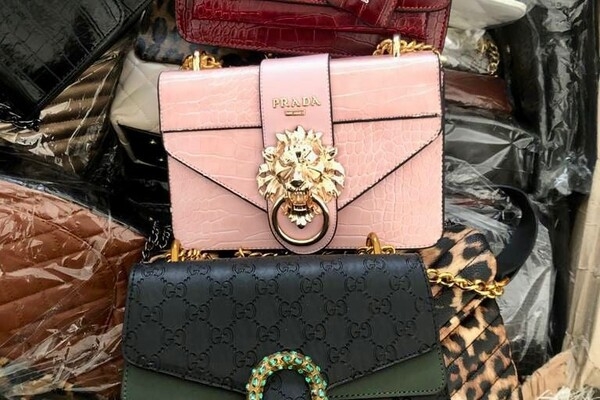 Нелегальные Gucci и Prada: иностранец пытался ввезти в Одессу "брендовые" сумки
