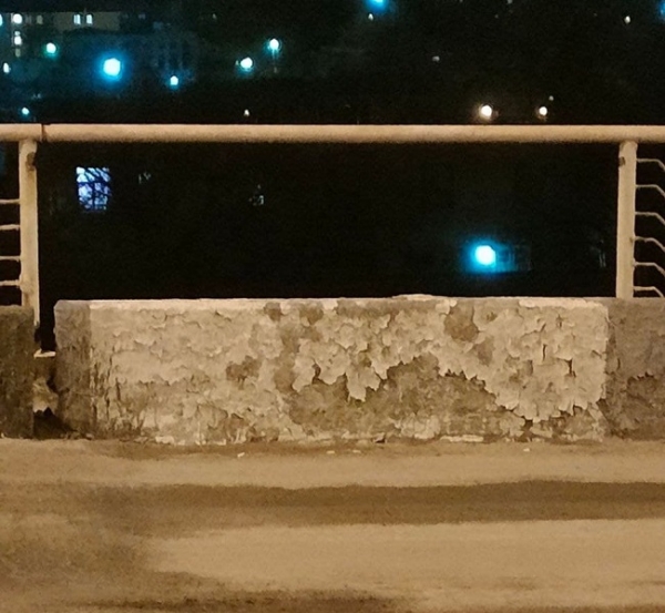 Ограду Ивановского моста утащили на металлолом