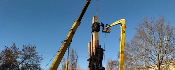 С памятника комсомолу в Николаеве сняли лицо Ленина