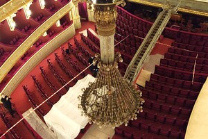 В Одесском оперном театре сняли люстру