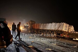 На Объездной дороге легковушка столкнулась с фурой: есть пострадавшие (обновлено)