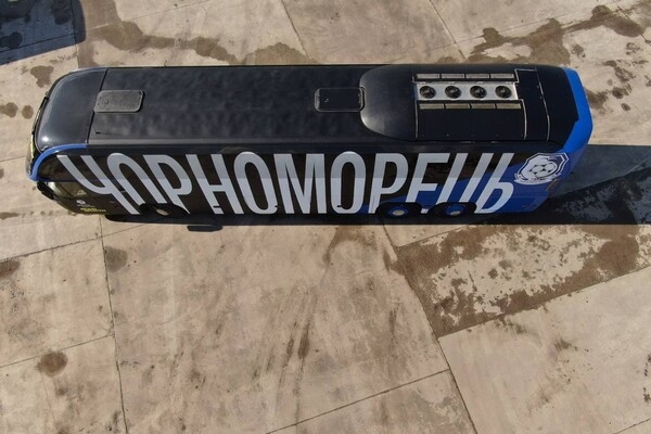 Футболисты одесского "Черноморца" получили новый автобус (видео)