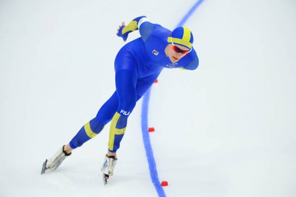Шведский конькобежец выиграл золото, установив олимпийский рекорд