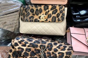 Нелегальные Gucci и Prada: иностранец пытался ввезти в Одессу "брендовые" сумки