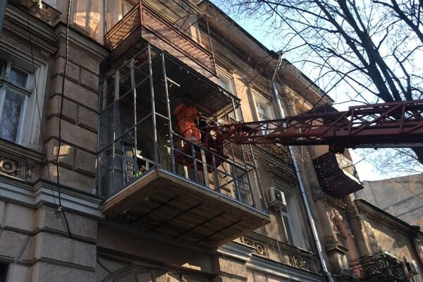 В Одессе убрали вагонку с балкона, который уродовал памятник архитектуры