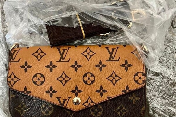 Нелегальные Gucci и Prada: иностранец пытался ввезти в Одессу "брендовые" сумки